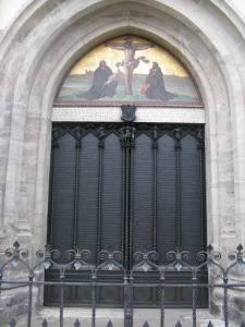 Drzwi kościoła zamkowego w Wittenberdze, gdzie, jak się przyjmuje, Marcin Luter przybił swoje 95 tez