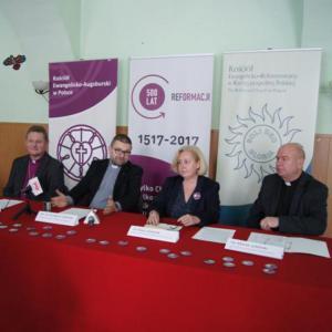 konferencja prasowa - od lewej bp Jerzy Samiec, Biskup Kościoła EA w RP; ks. Grzegorz Giemza, Prezes Synodu Kościoła EA w RP; Ewa Jóźwiak, Prezes Synodu Kościoła ER w RP; bp Marek Izdebski, Biskup Kościoła ER w RP